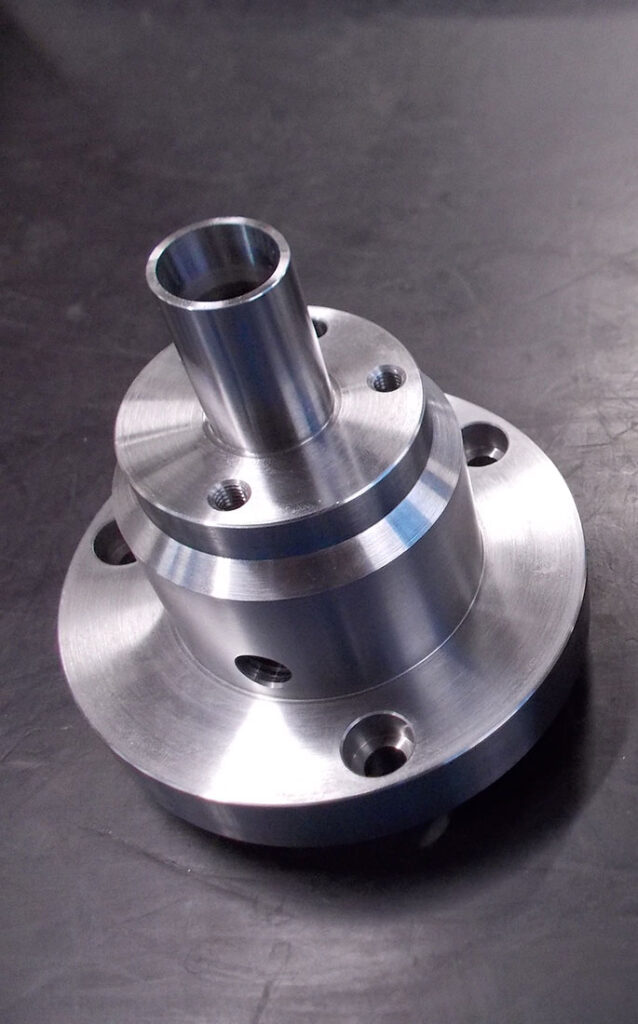 Esempio finale di rettifica di precisione su un componente metallico.